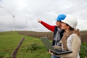 2 IngenieurInnen arbeiten an Windkraftanlagen)